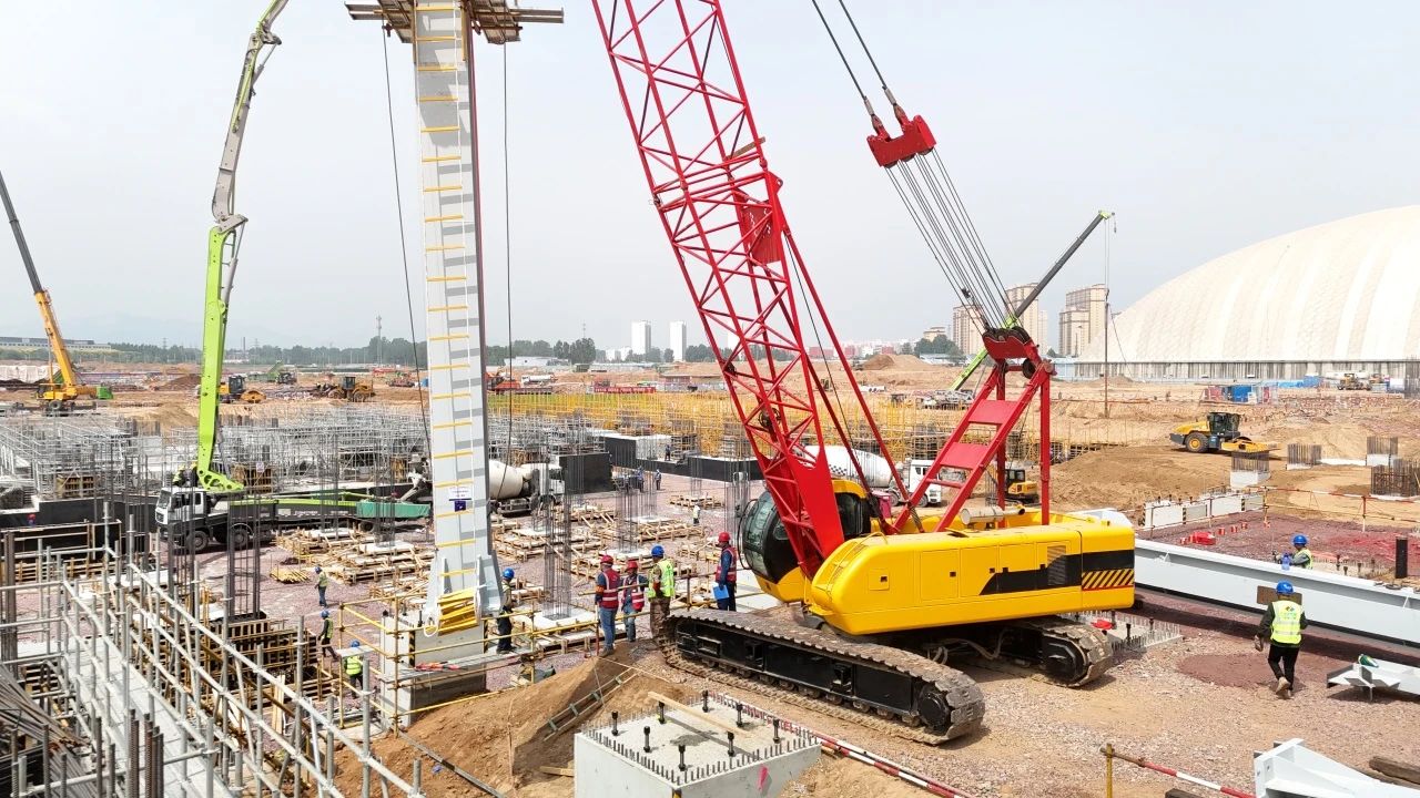 西柏坡電廠四期工程項目7號鍋爐首根鋼架順利吊裝